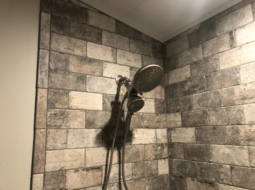 Walk-in shower with brick-look porcelain tile